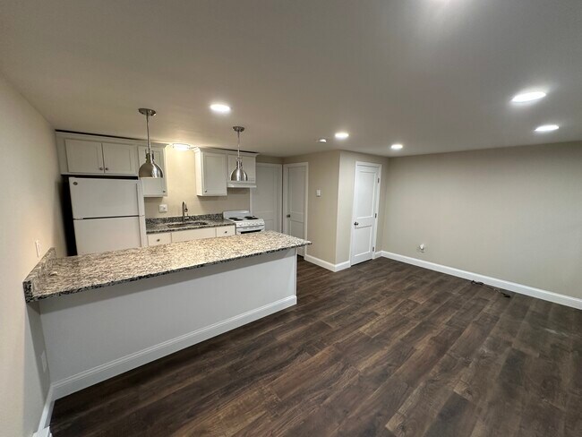 Building Photo - 61 River Rd