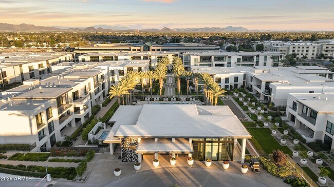 Building Photo - 6587 N Palmeraie Blvd