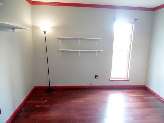 Building Photo - Great Curb Appeal, Location, and Price!