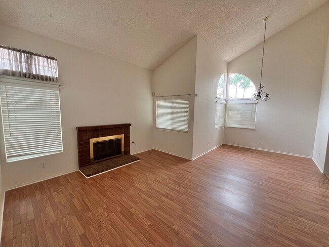 Building Photo - **Beautiful Lake Elsinore 3 Bdrm 2.5 Baths...