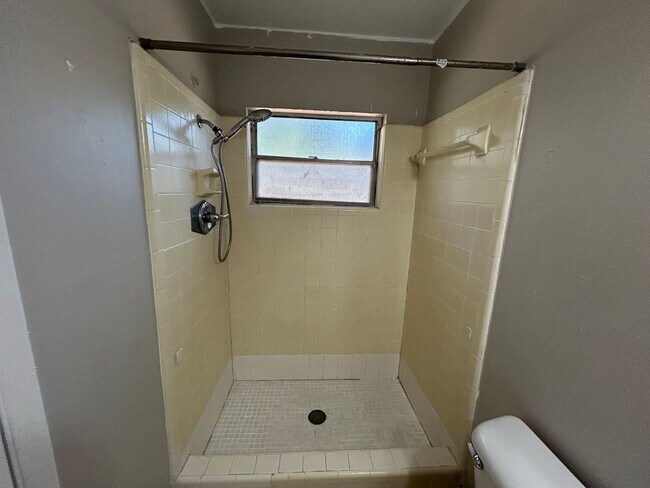 Building Photo - Sub-Lease 3/2 in Northwood