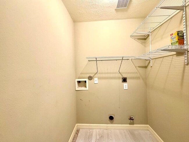Building Photo - 2715 Cresthollow Ln