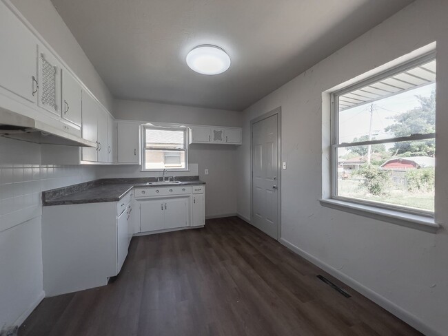 Building Photo - This Perfect Home Awaits!