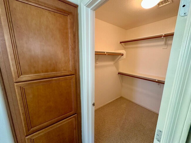 Building Photo - 1912 E Loma Vista St