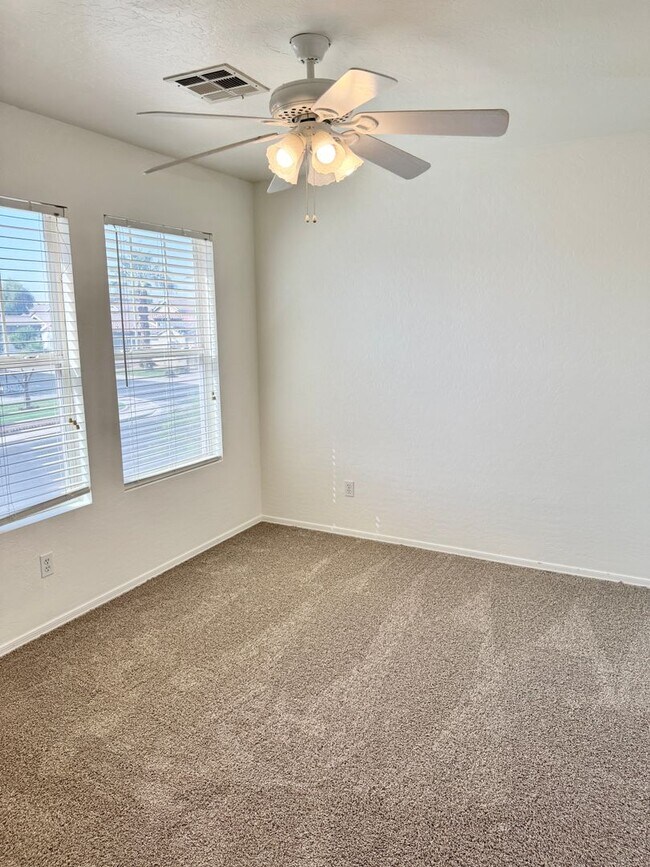 Building Photo - 4 Bedroom 3 Bathroom Home in Surprise! Has Loft & Additional Office/Den!