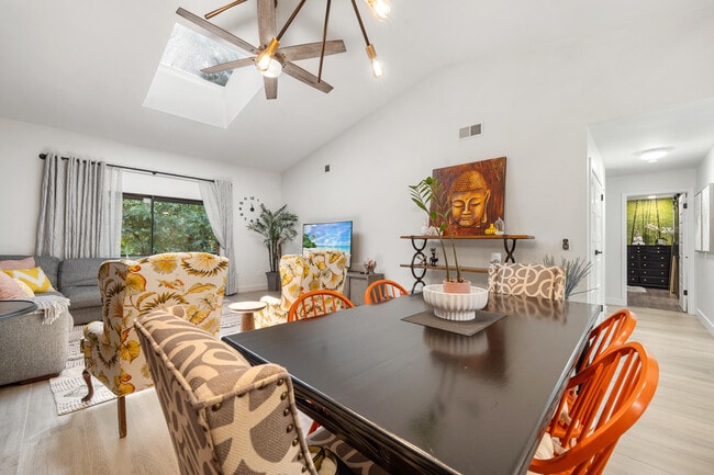 Building Photo - 908 Lakeview Cir