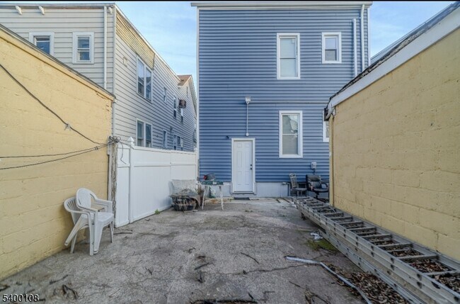 Building Photo - 89 Sheridan St