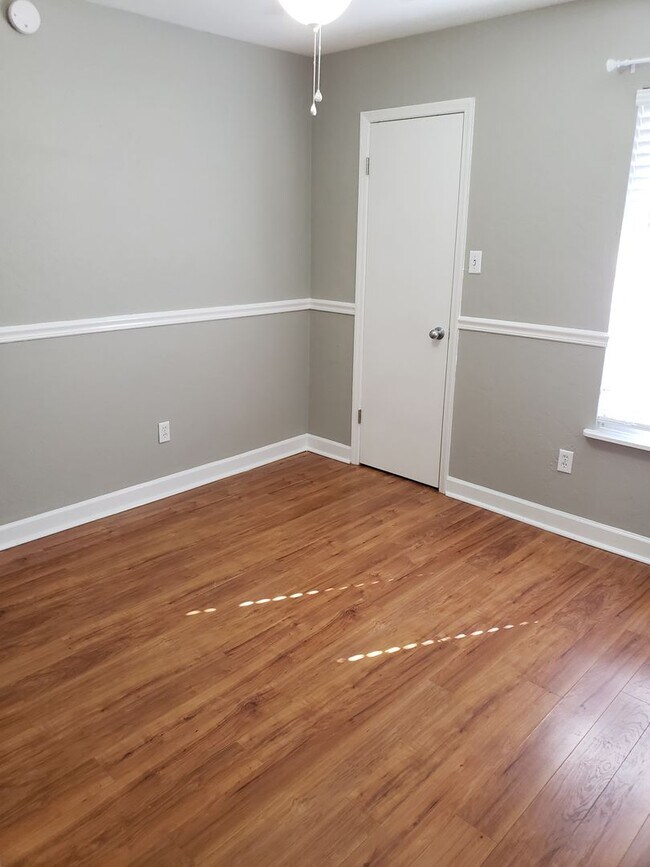 Building Photo - Beautifully updated townhome with stainless steel appliances and wood floors!