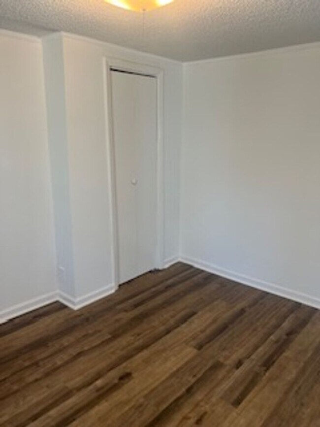 Building Photo - Charming Two Bedroom Home in Historic Morehead City Walking District with Dining Area and Living ...