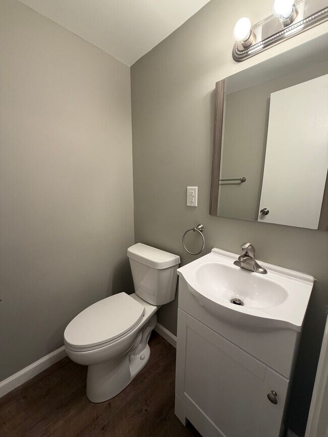 Building Photo - Newly Remodeled 4-bedroom, 1.5-Bath Single-Family Home in Danville, IL.