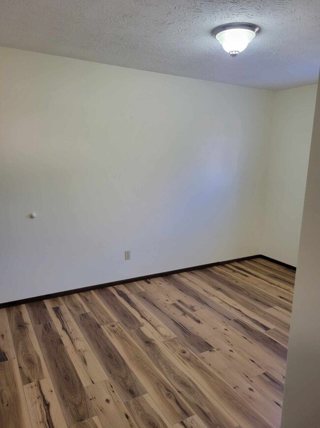 Building Photo - 3 bedroom 1.5 bathroom townhouse for rent