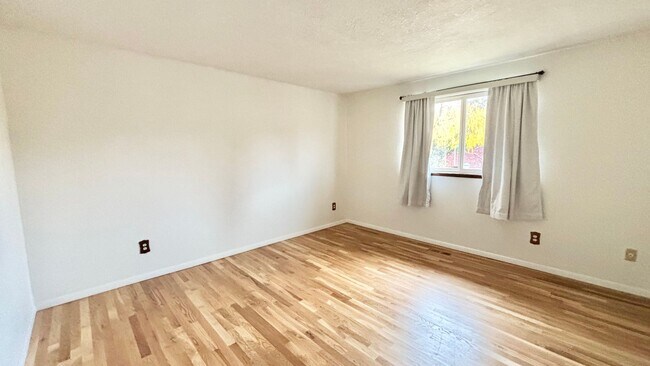 Building Photo - Now Offering Half Month Free! Charming 2BD...