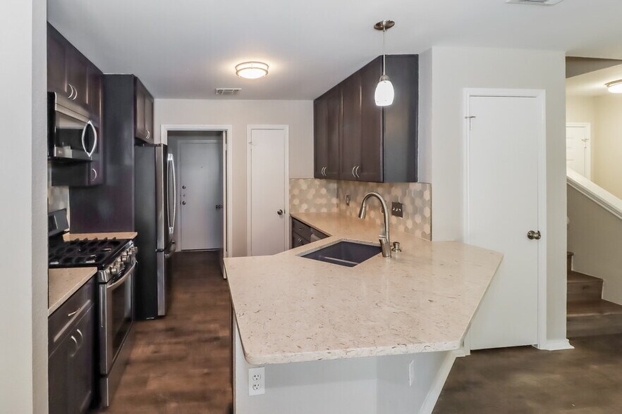 Building Photo - 2006 Andover Dr