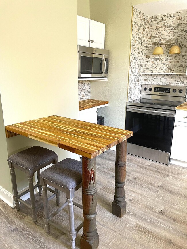 Building Photo - 264 W 8th St