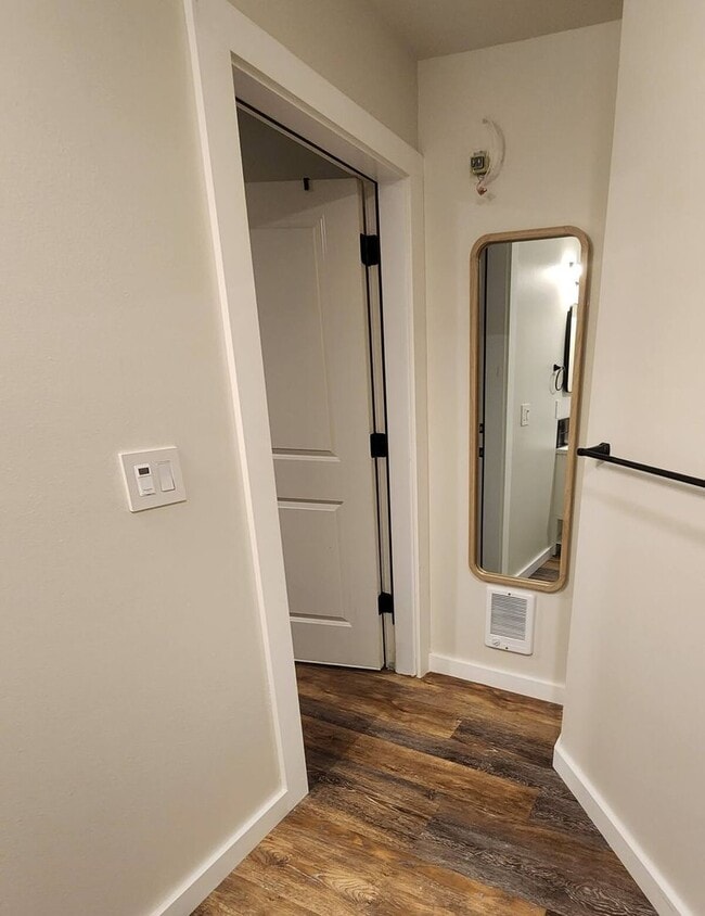 Building Photo - Fully Furnished Studio New in Silverdale W...