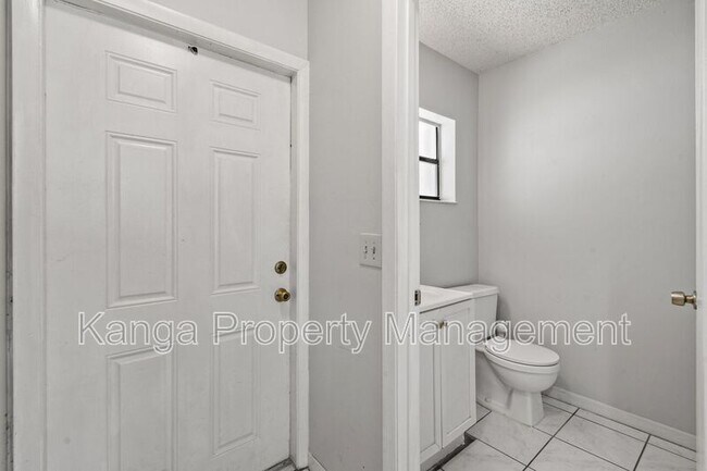 Building Photo - 408 N Cypress Dr