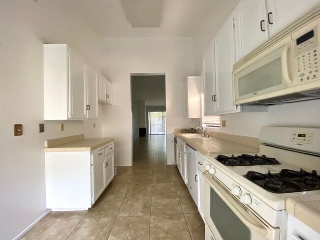 Building Photo - Woodlake Gated Condo Community 2 BD for Le...