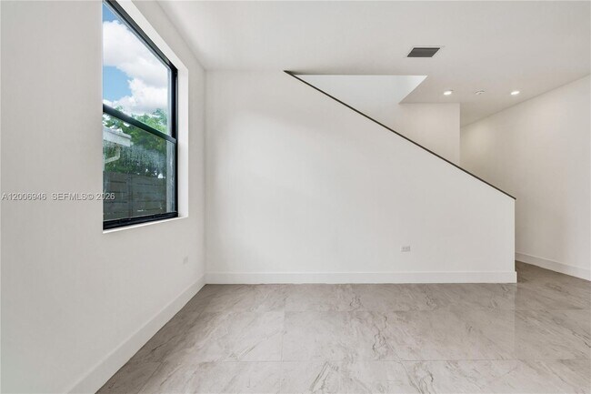 Building Photo - 2887 SW 33rd Ave