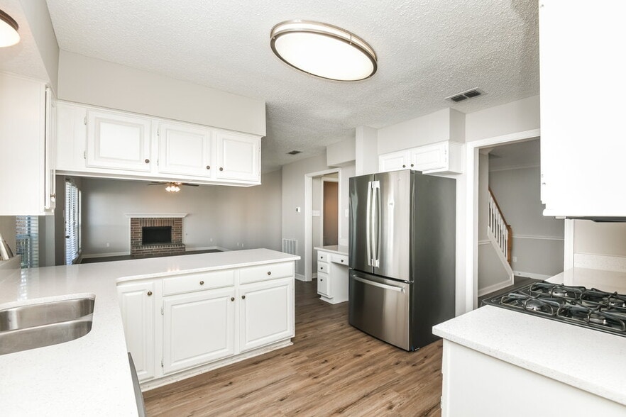 Building Photo - 5429 Crater Lake Dr