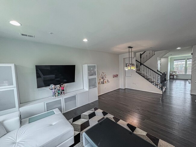 Building Photo - Stunning and Spacious 3 Bed, 2.5 Bath End-...