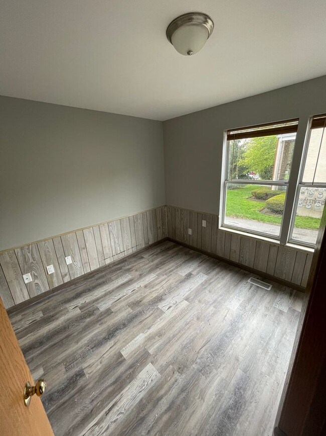 Building Photo - OSU North Campus 5 bedroom 2 bath apartment