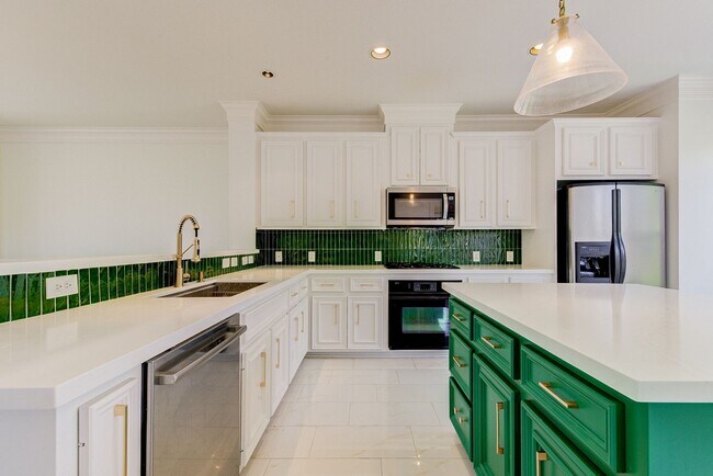 Building Photo - 3 bed, 3/1 bath updated townhome in the he...