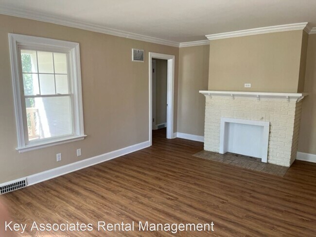 Building Photo - 3 br, 1.5 bath House - 2401 SE Kentucky