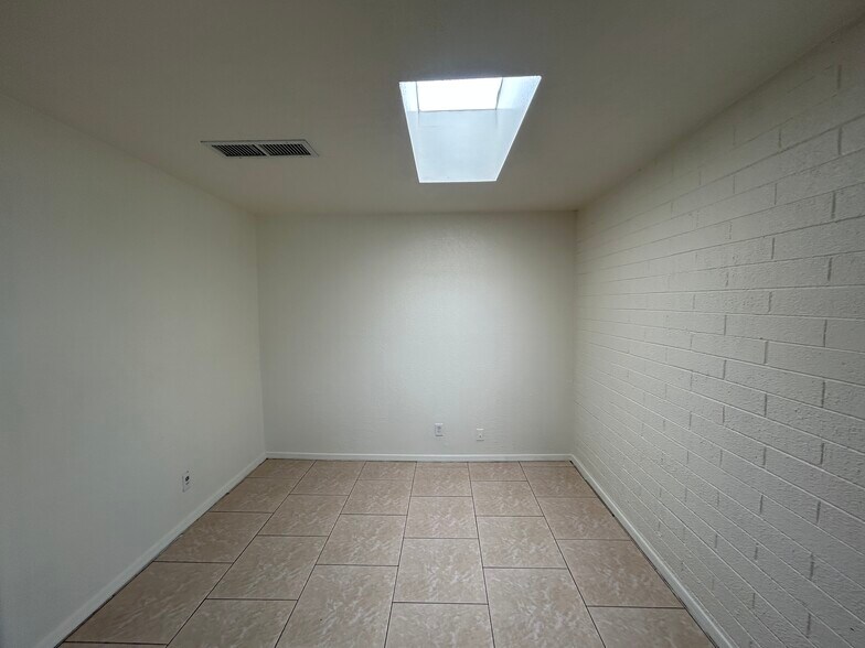 Building Photo - 8014 W Osborn Rd