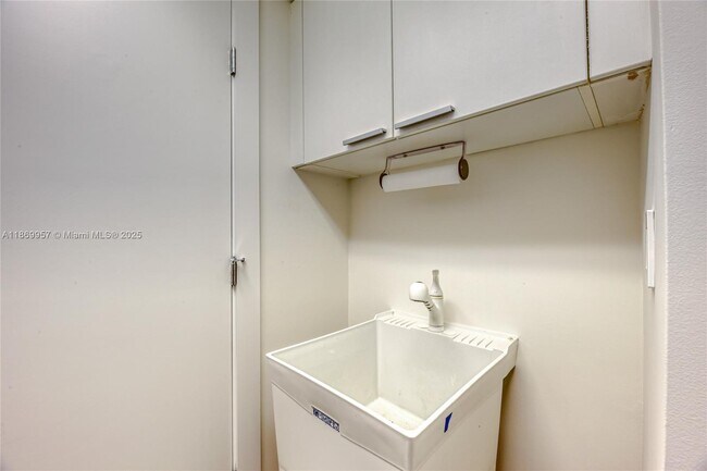 Building Photo - 3535 S Ocean Dr