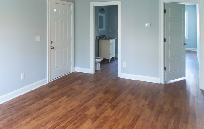 Building Photo - Downtown Apartment in the Commons