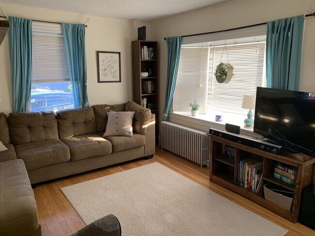 Building Photo - SINGLE FAMILY HOME IN BEAUTIFUL QUIET QUAI...