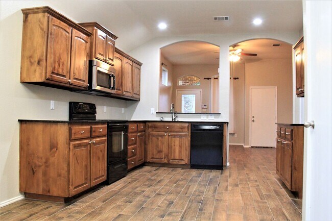 Building Photo - Beautiful Home in Twin Mills close to Bail...