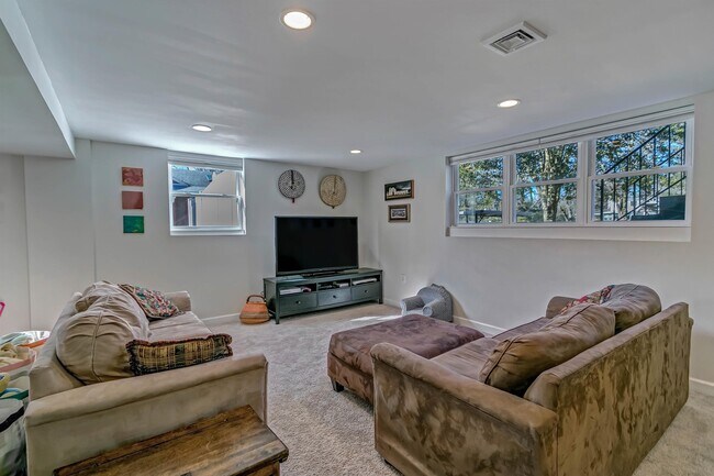 Building Photo - 6612 Kerns Rd