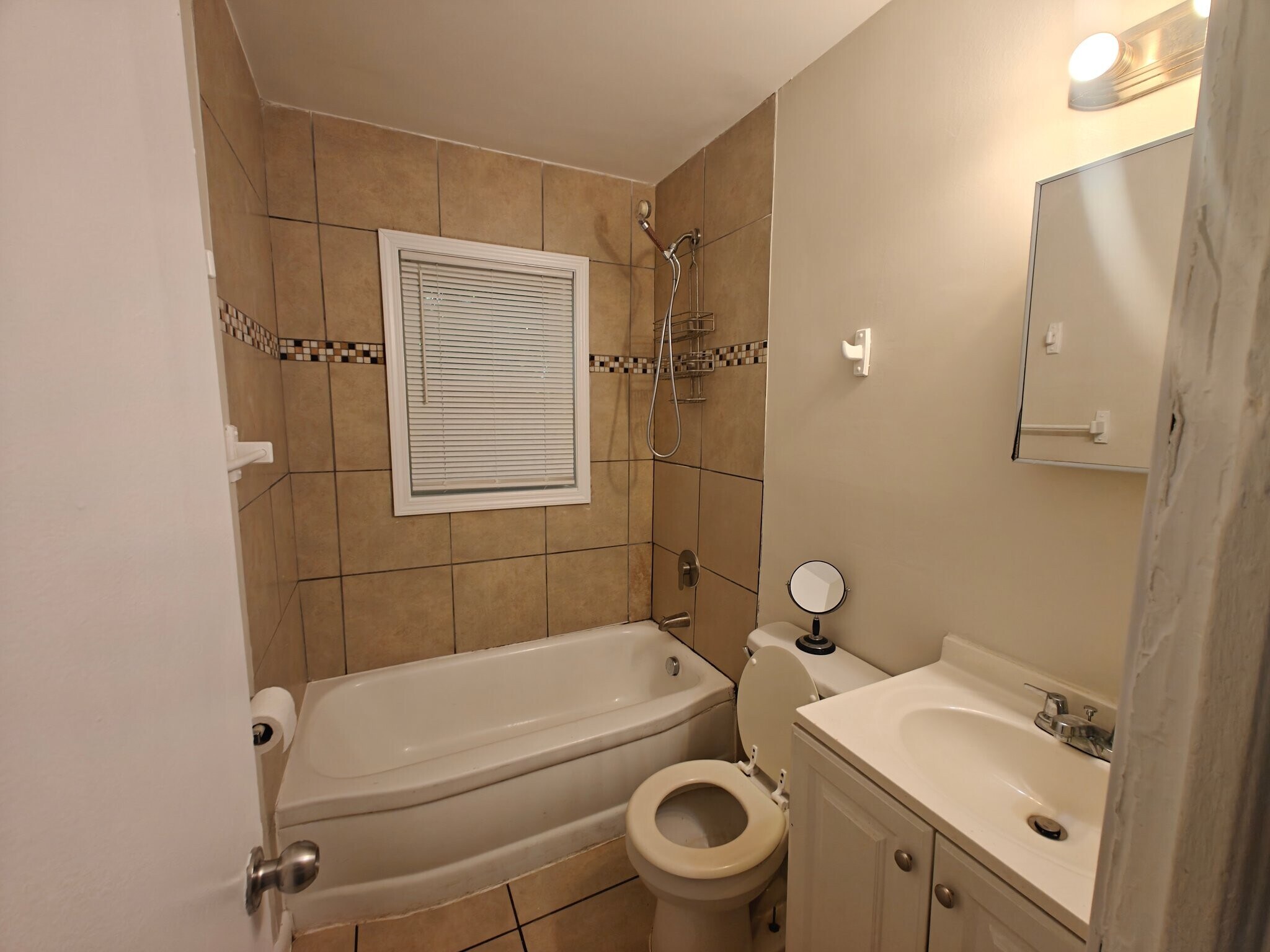 Building Photo - 2217 Custer St