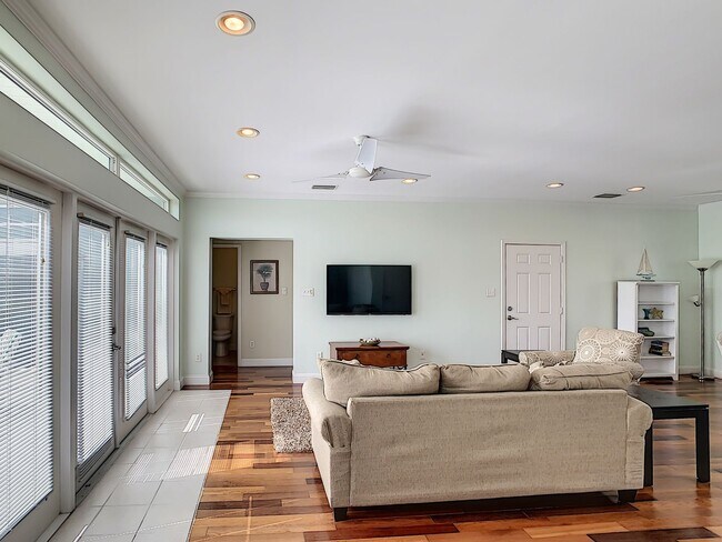 Building Photo - 631 Tahiti Ct