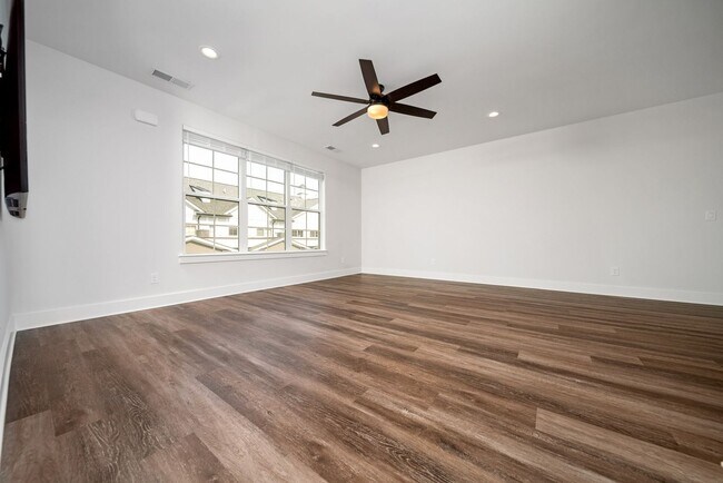 Building Photo - Stunning 2BE/2.5BA townhome next to Percy ...