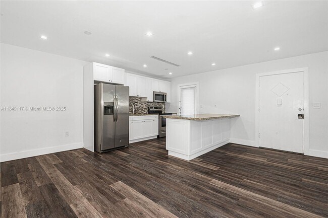 Building Photo - 6910 Bay Dr