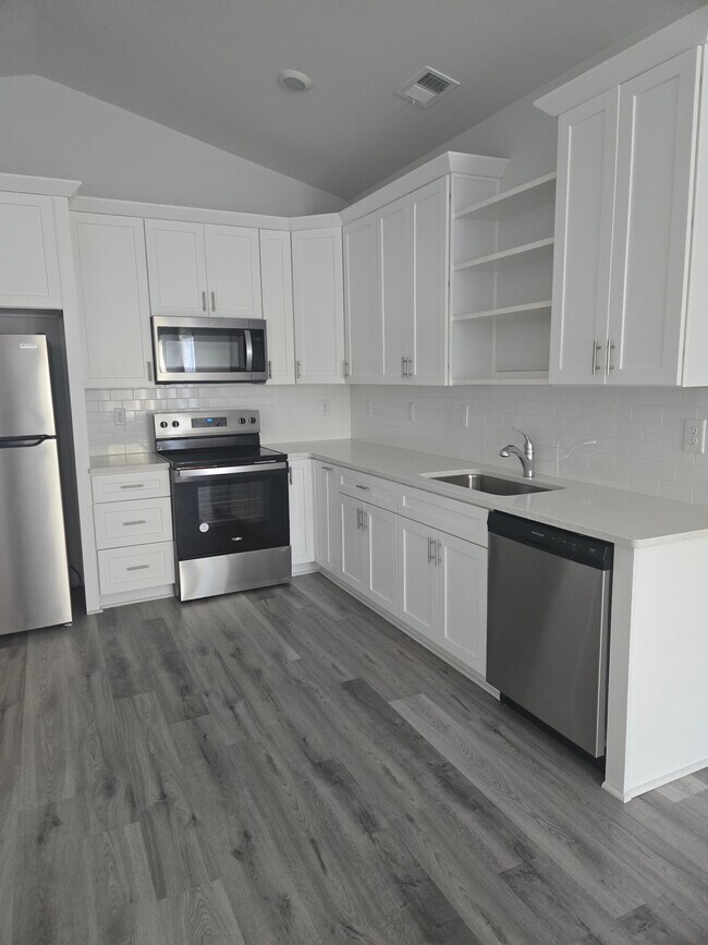 Building Photo - 2027 6th Ave