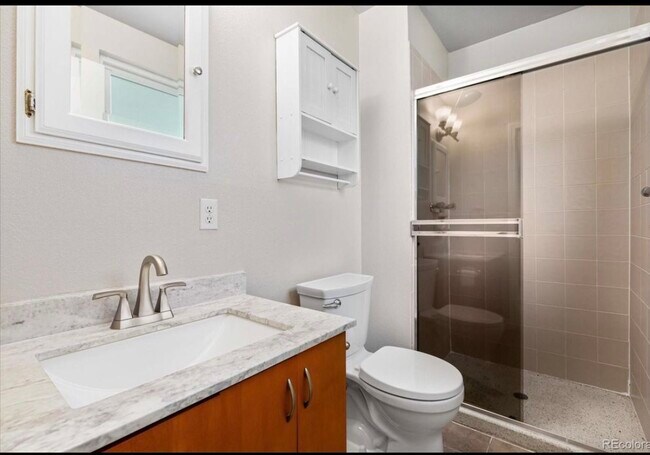 Bath 3 - 6836 Brentwood St