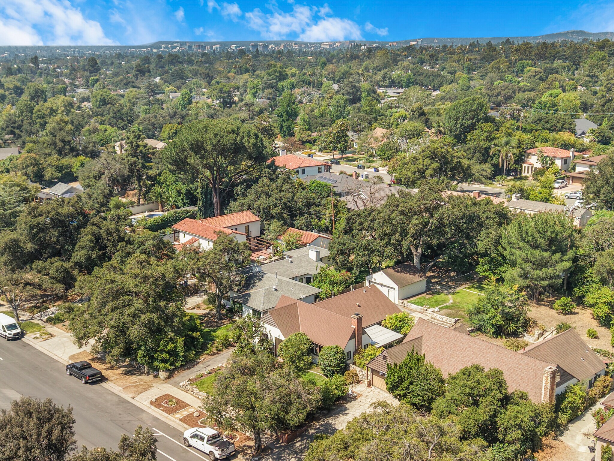 Building Photo - 2151 N Altadena Dr