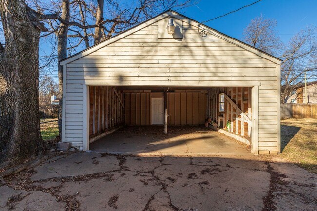 Building Photo - Beautiful Brookside duplex unit - NO PETS