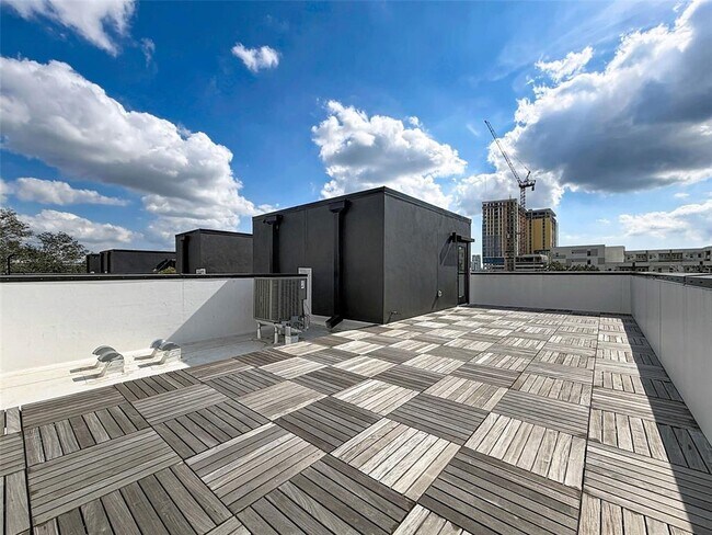 Building Photo - 1302 E Kay St