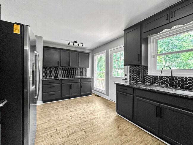 Building Photo - Beautiful 4-Bedroom Home with Modern Ameni...