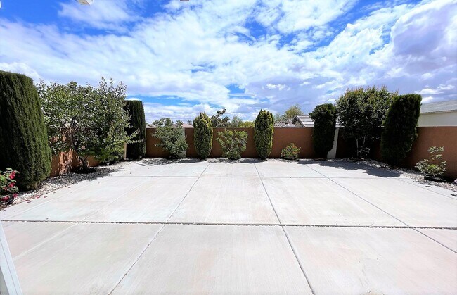 Building Photo - Two Oversized Rooms is what you looking for!