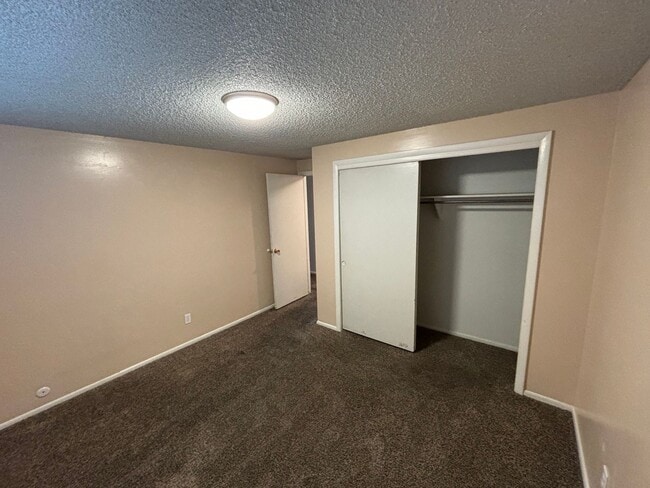 Building Photo - Nice and Spacious Orem Home