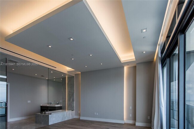 Building Photo - 460 NE 28th St