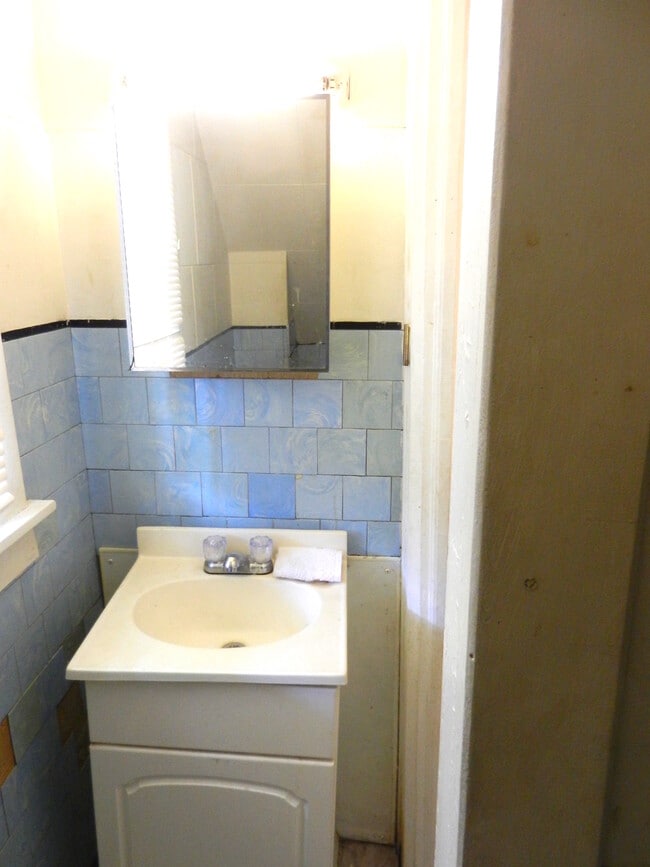 Building Photo - 1730 Willow Ave