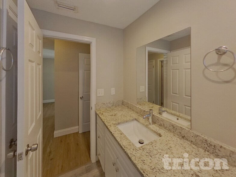 Building Photo - 1641 Patlin Cir N