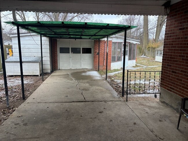 Building Photo - PRP - 2 bed, 1 bath - 40258 zip code, GARAGE!