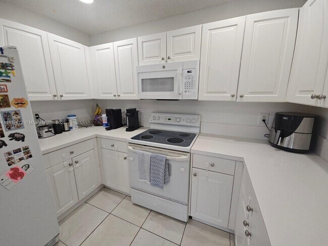 Building Photo - 5030 NW 116th Ct